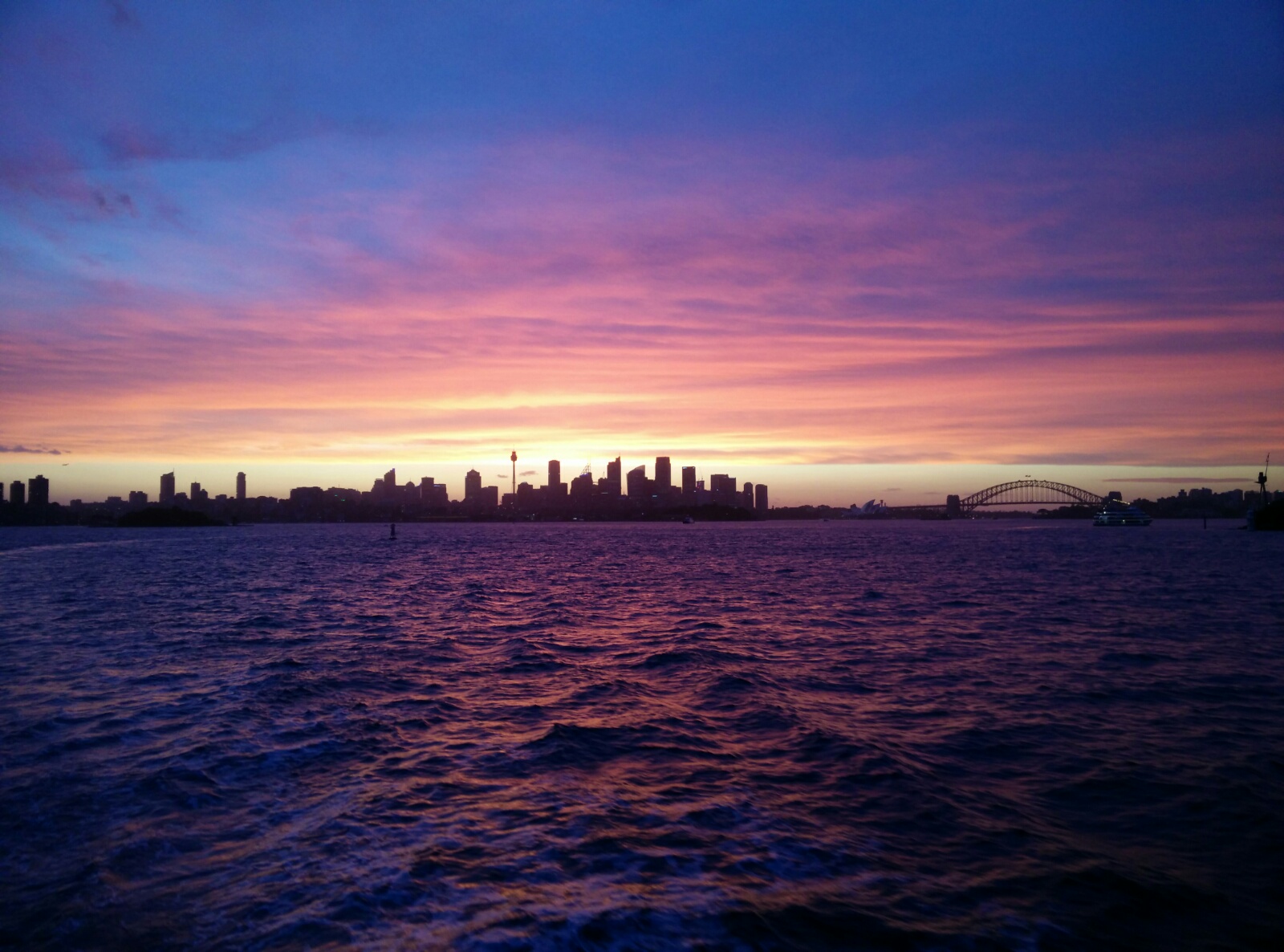Abendrot und die Sydney Skyline von der Manly Ferry aus